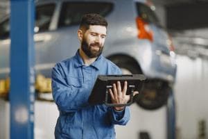 Aplikasi Kasir Gratis vs Berbayar untuk Bengkel Otomotif
