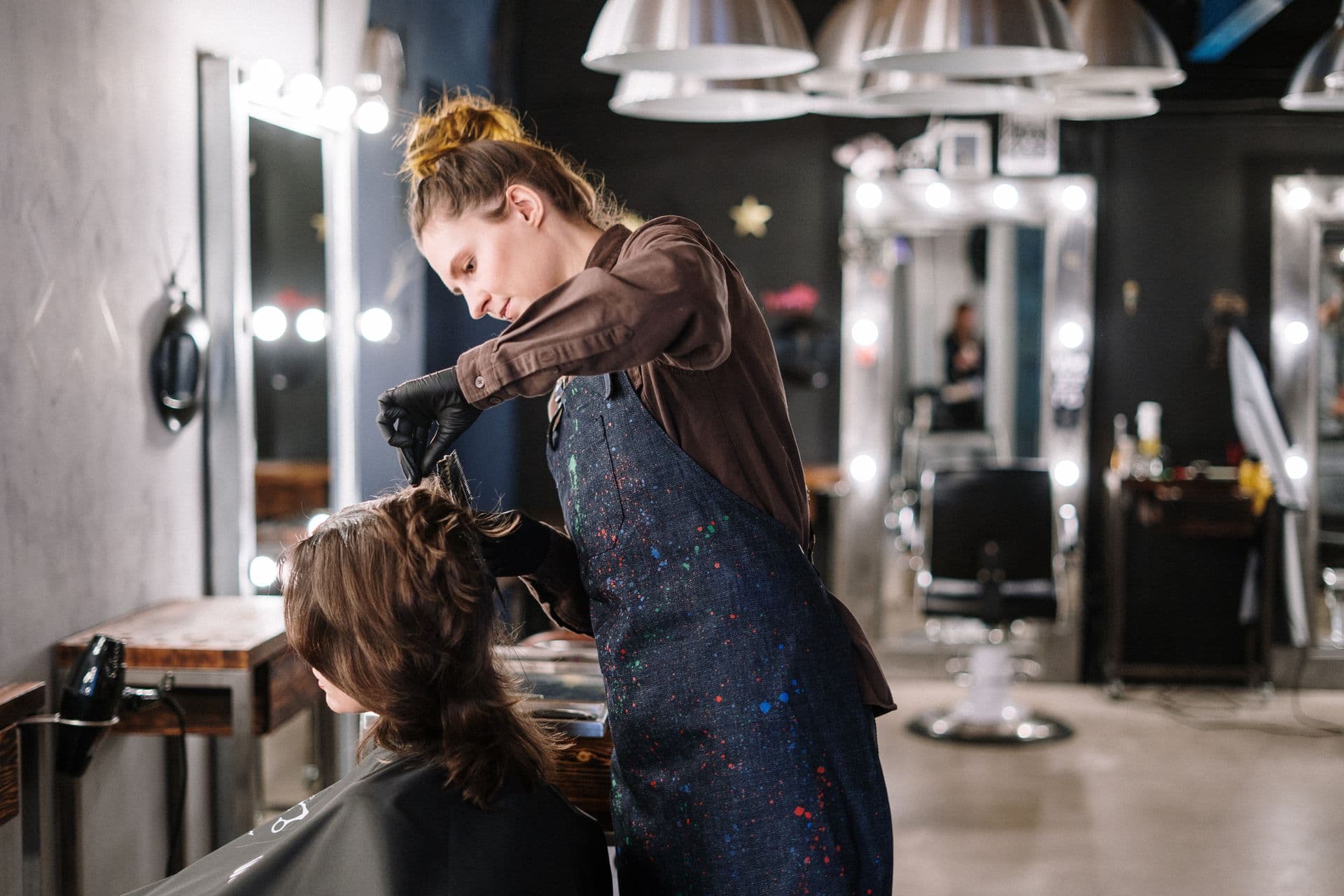 Mengapa Bisnis Jasa Seperti Salon & Barbershop Membutuhkan Sistem Kasir yang Berbeda?